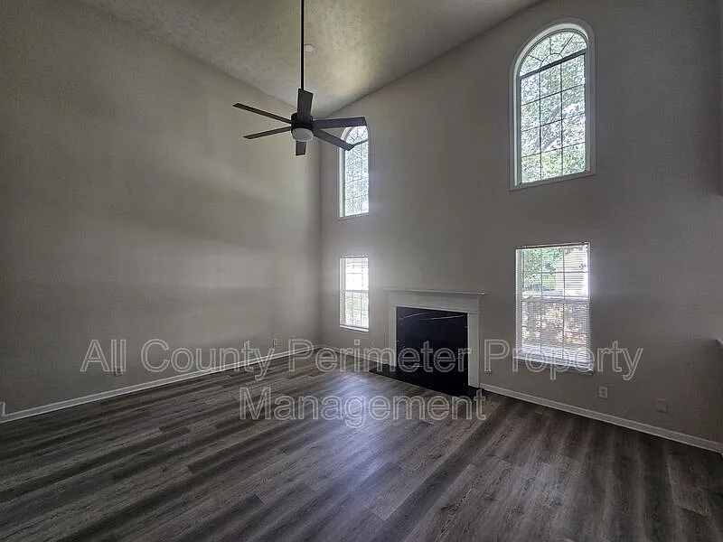 3 bed, 2.5 bath, 2260 sqft, $2,045 — Photo 3