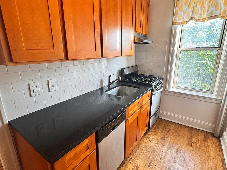 28-46 34th St #2A — Photo 1