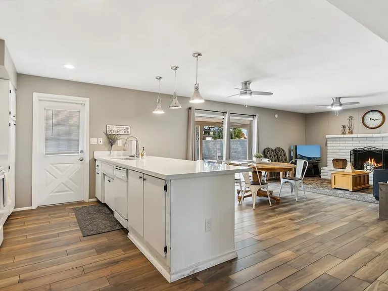 3209 S Los Feliz Dr — Photo 2