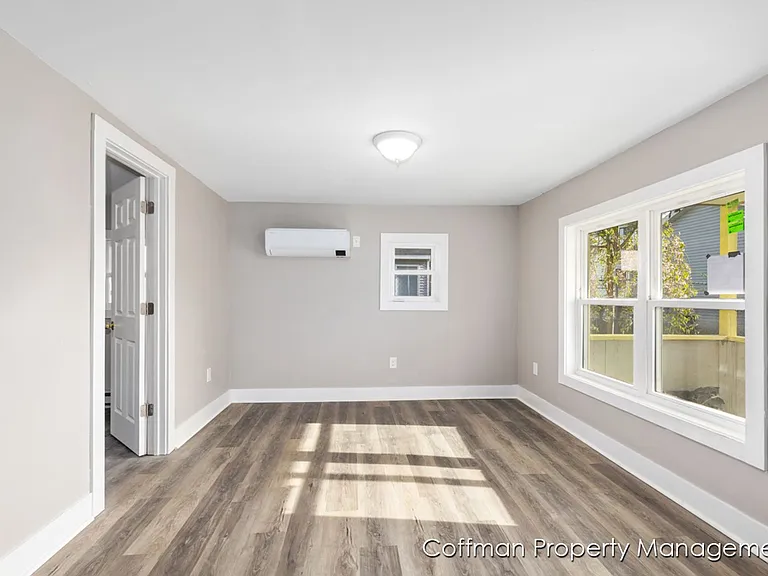 2065 Johanna Ave SW — Photo 4