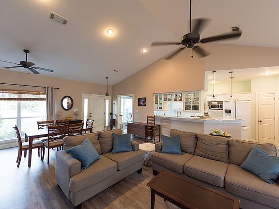 2nd image of 2802 Venetian Way