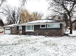 1244 Sandhurst Dr W, Roseville, MN 55113