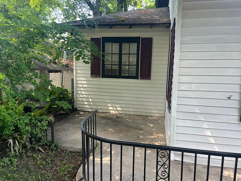 2223 Lee St — Photo 2