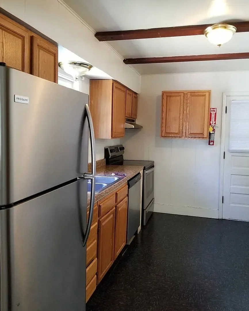 4BR 2BA - Walk to campus! Available August 1 2027 — Photo 4