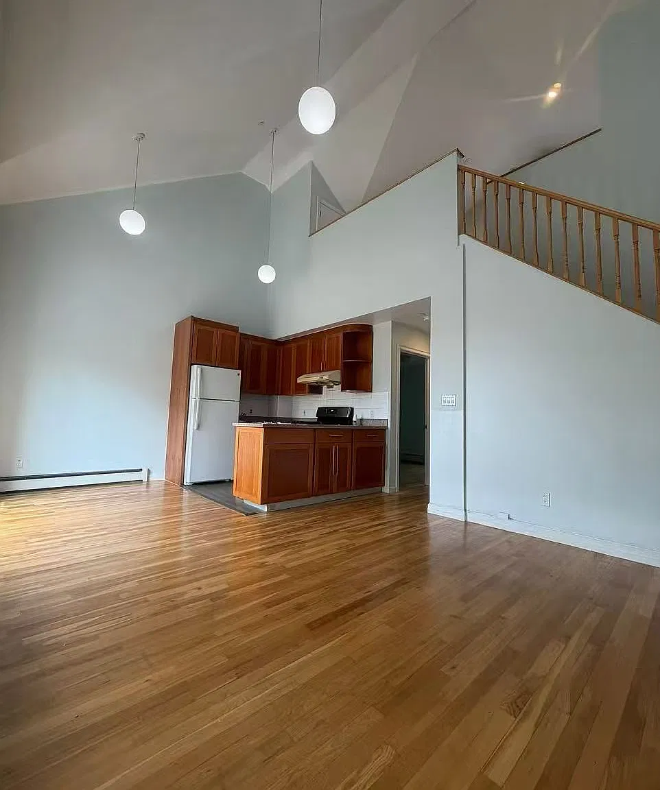 3 bed, 1050 sqft, $2,900 — Photo 2