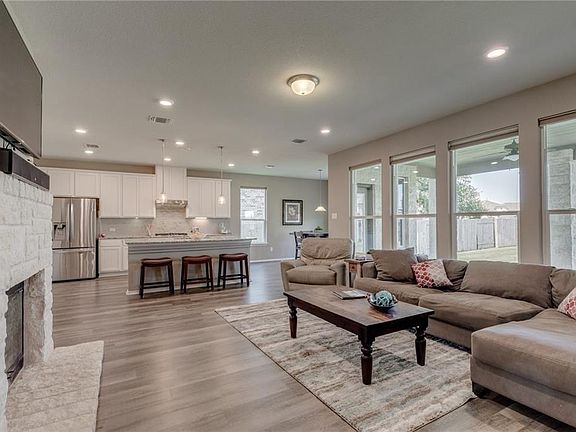 5th image of 1105 Brenham Ln