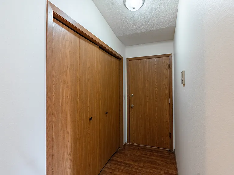 Fargo, ND Rosegate Apartments | 21A | Entry