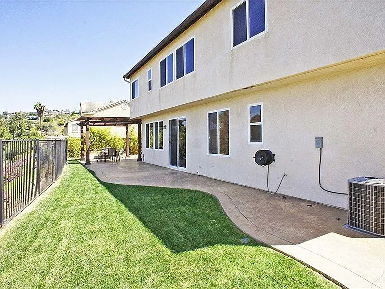 7778 Highwood Ave — Photo 24