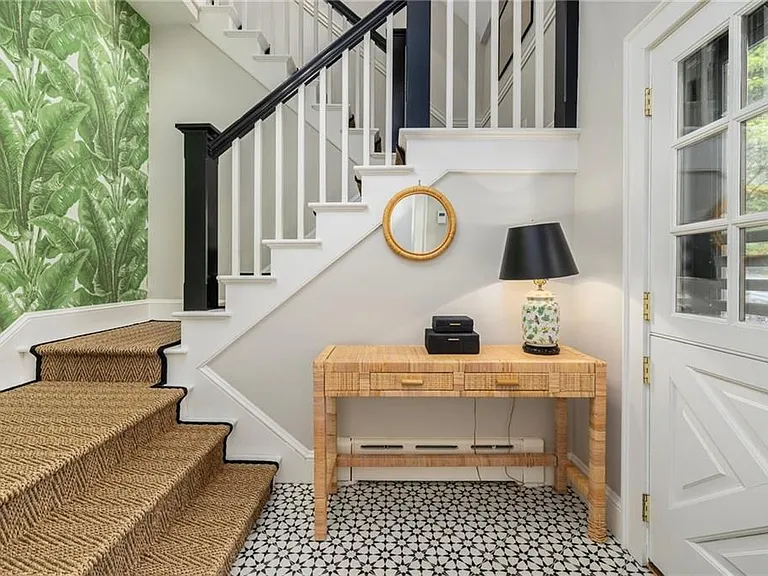 33 Beacon Hill Rd — Photo 2