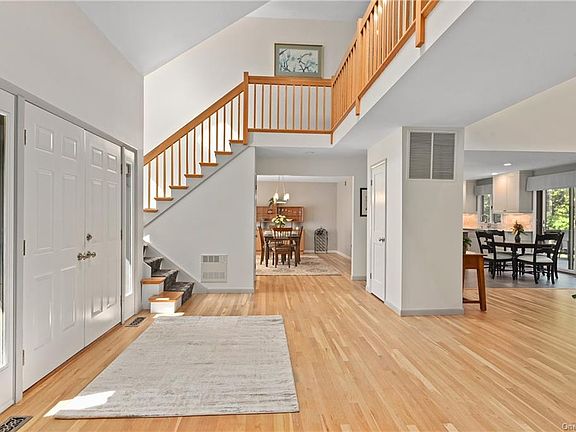 5th image of 6 Quaker Hill Ct W