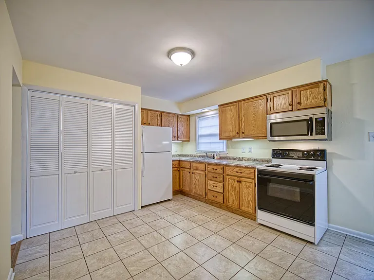 160 E Lowry Ln — Photo 5