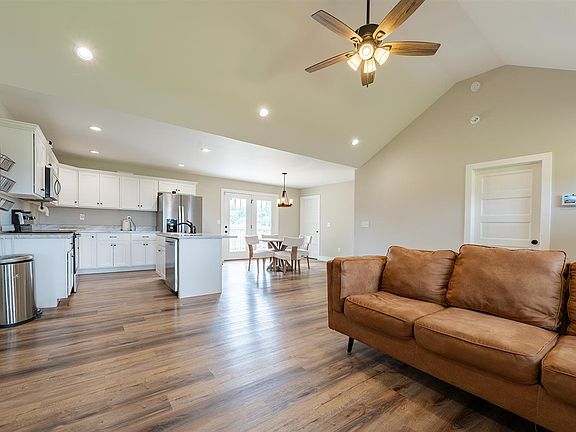4th image of 145 Riverbend Dr