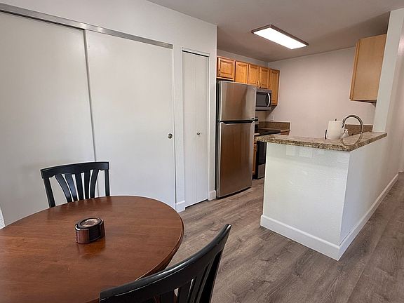 3rd image of 480 Kenolio Rd APT 15-201
