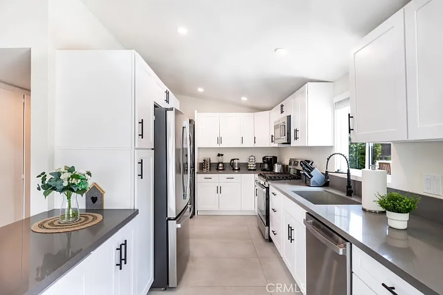 4 bed, 1400 sqft, $5,300 — Photo 3