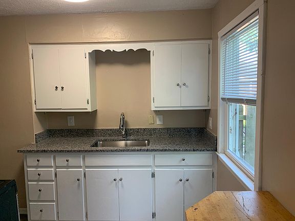 Kitchen Cabinets/ Sink