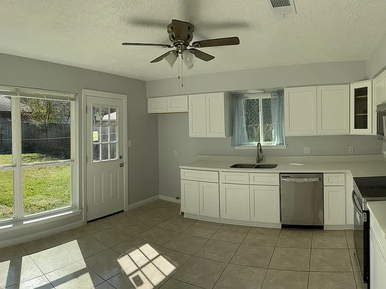 6915 Briarfield Dr — Photo 7