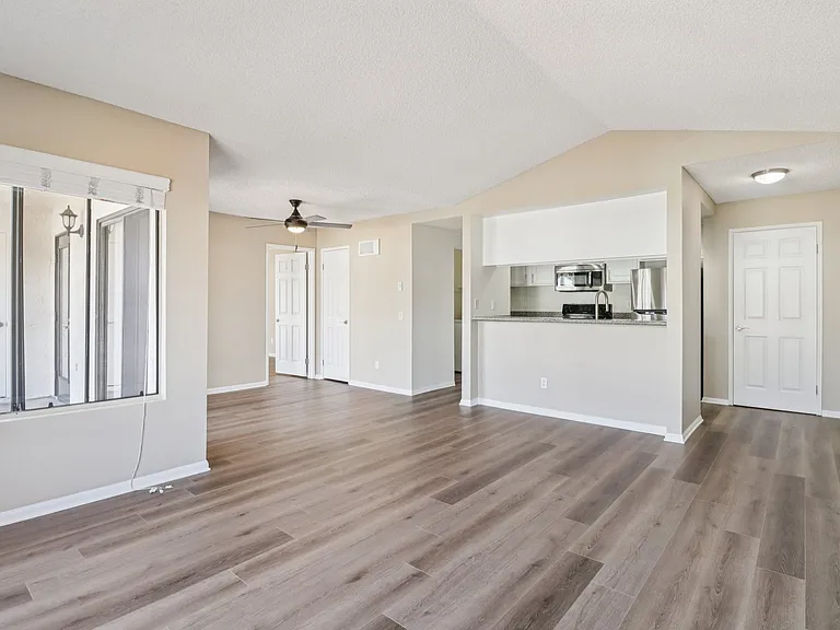 Mirada at La Jolla Colony Apartments — Photo 11