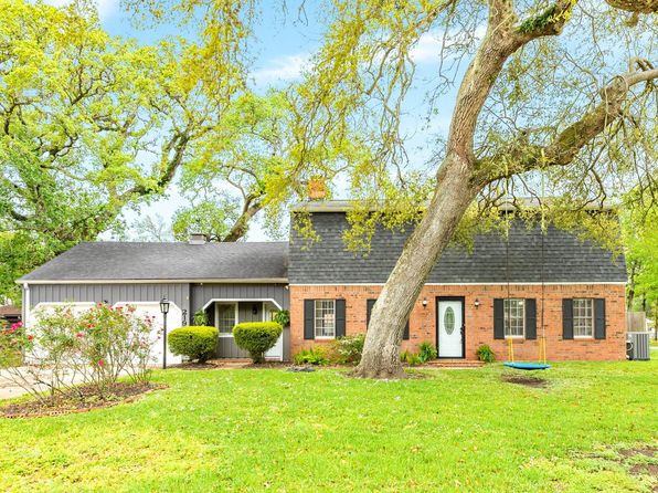 219 Narcissus St, Lake Jackson, TX 77566