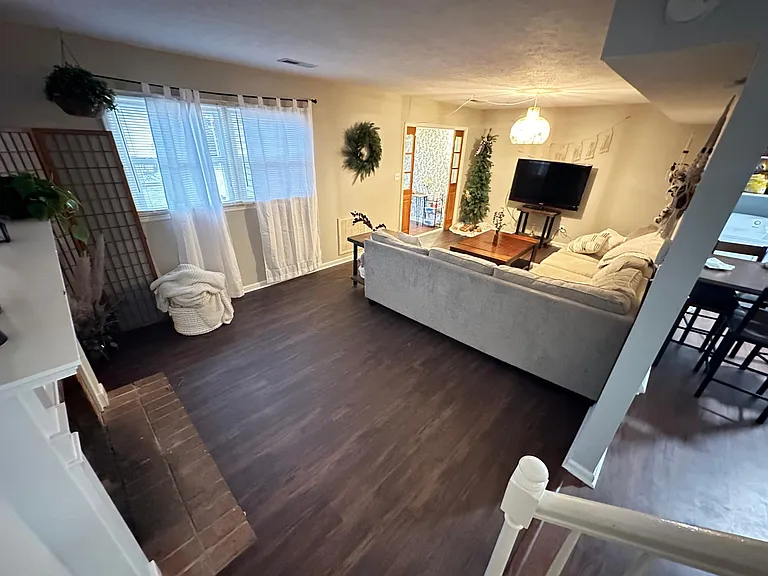 137 Holmes Cir — Photo 3