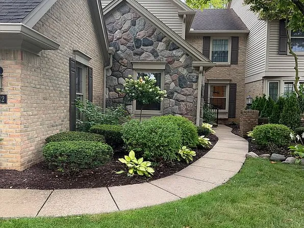 4742 Pine Eagles Dr, Brighton, MI 48116