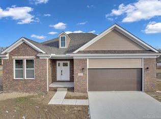 15 Capitol Dr, Marysville, MI 48040