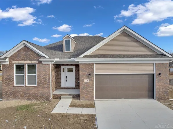 105 Capitol Dr, Marysville, MI 48040