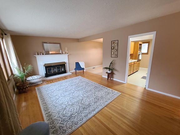 3rd image of 1216 N Carousel St