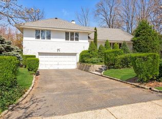 3 North Dr, Great Neck, NY 11021