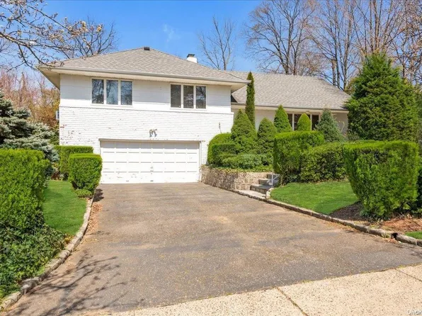 3 North Drive, Great Neck, NY 11021
