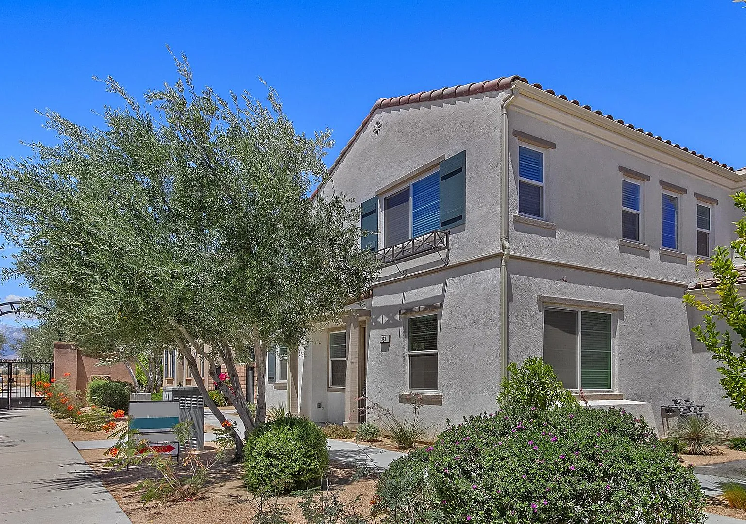 Lux Townhome 4 Bed 3 Bath 2 Car Garage in Spanish Walk — Photo 2