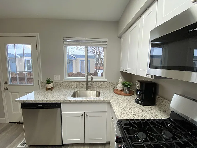 311 E Taylor St — Photo 3