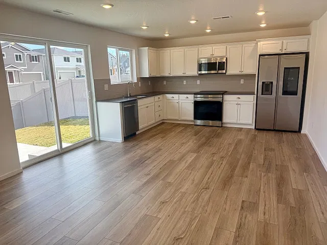 4 bed, 1671 sqft, $2,545 — Photo 4