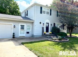 18 Knollcrest Ln, Chatham, IL 62629
