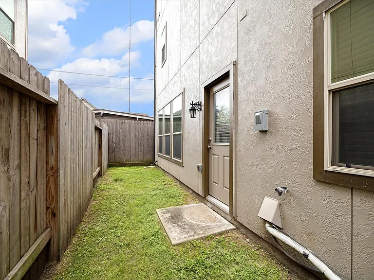 430 N Live Oak St — Photo 20