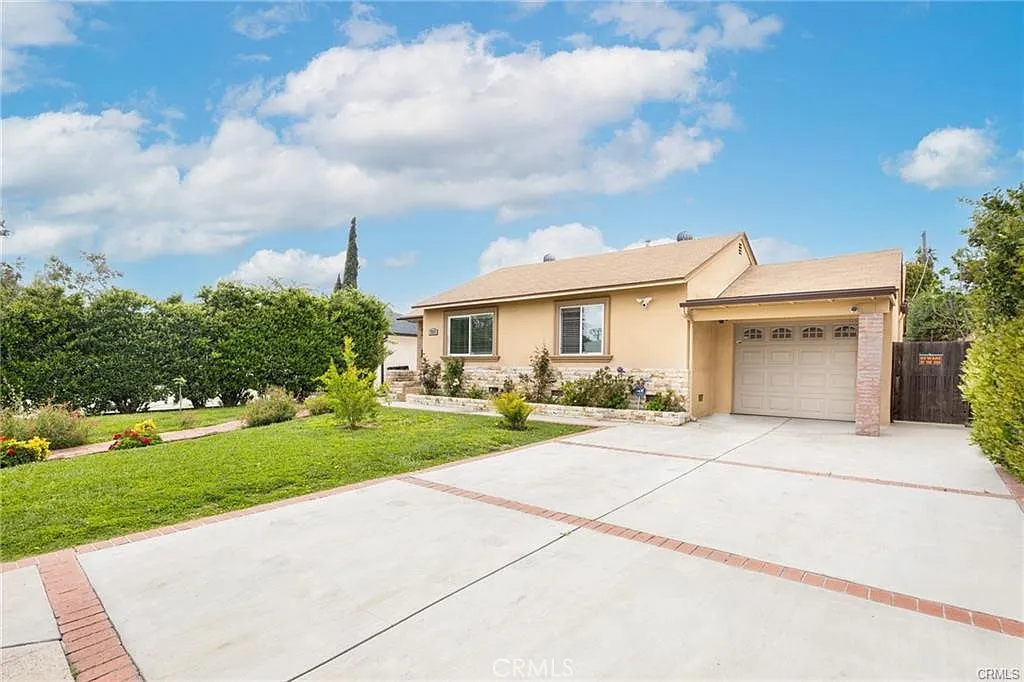 3 bed, 2114 sqft, $5,995 — Photo 1