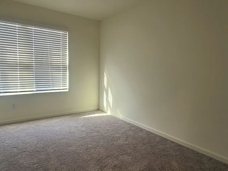 1516 Vernon Blvd — Photo 14
