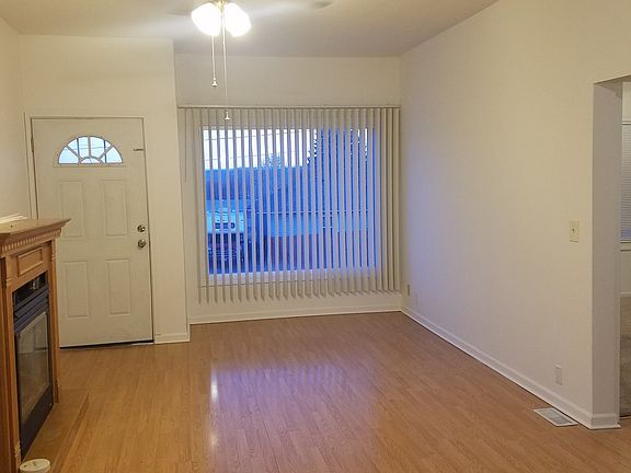Living Room w/gas fireplace
