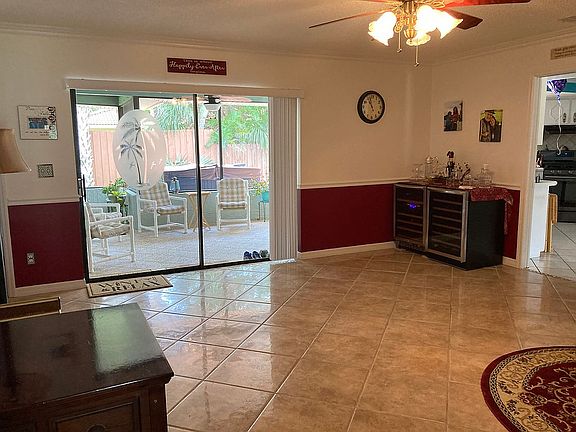 Wine / Living Room 2
