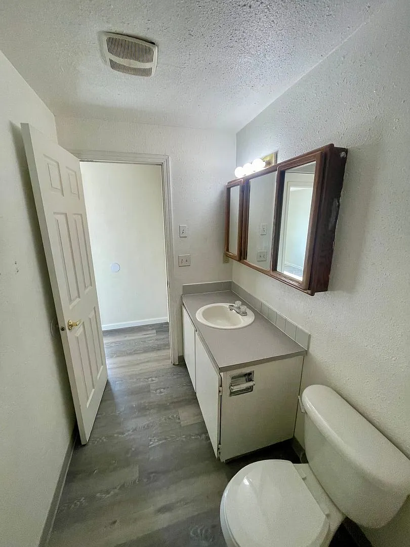 2-bedroom, 1-bathroom apartment with nearby parking with month-to-month lease. — Photo 4