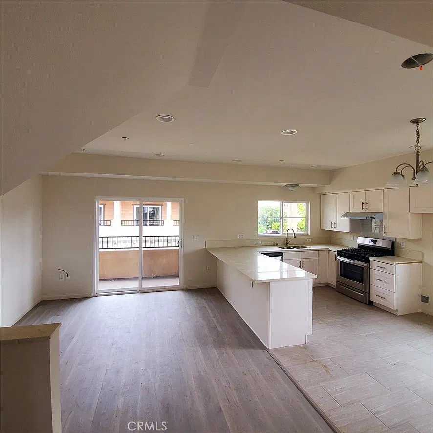 4 bed, 1421 sqft, $3,900 — Photo 3