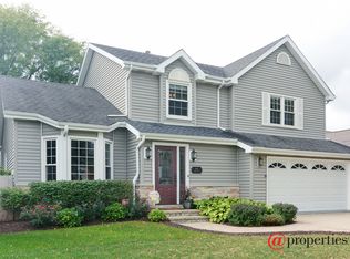 975 Cedar Creek Dr, Lake Zurich, IL 60047