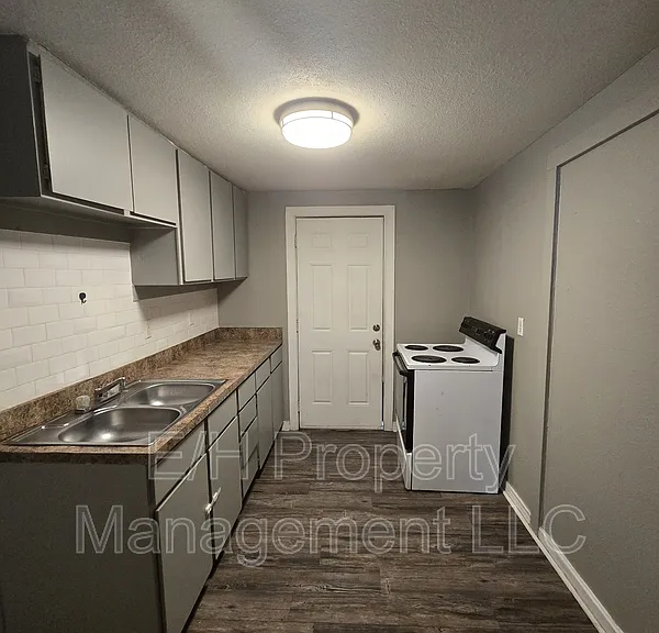 1010 E 8th St N — Photo 6