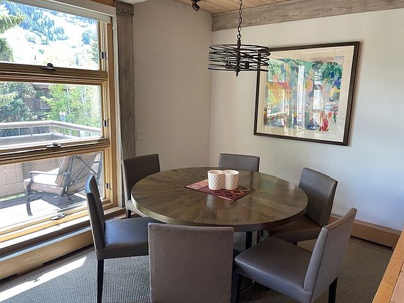 beautiful and large entertaining area