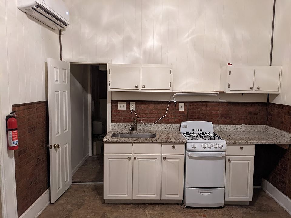 Kitchen with gas stove and granite counters!