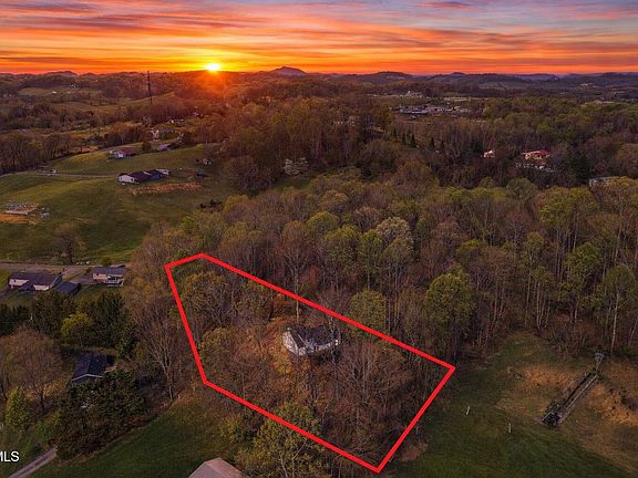 2nd image of 124 Hidden Valley Rd