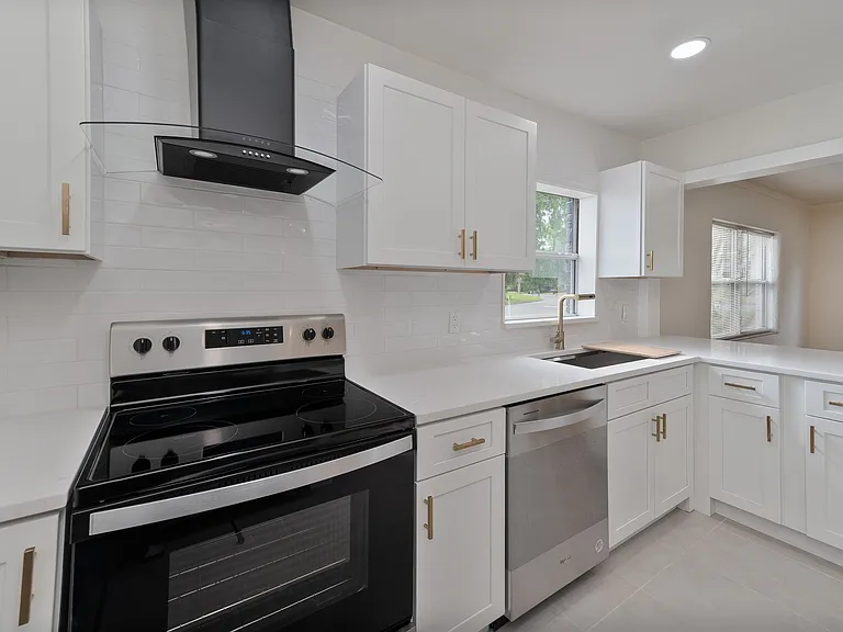 3610 Clemwood Dr — Photo 3