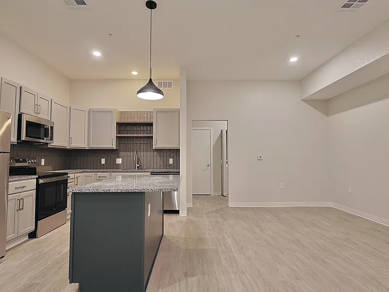 727 Poyntz Ave #205 — Photo 6