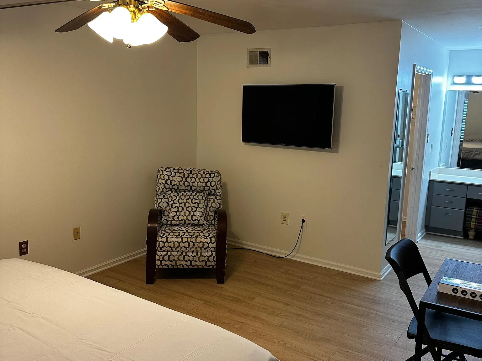 4 bed, 3.0 bath, 2800 sqft, $1,797 — Photo 2