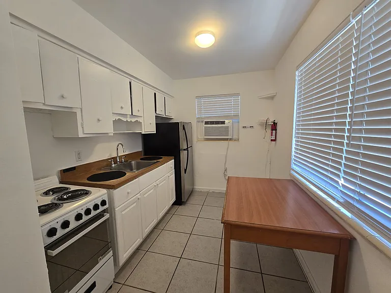 2305 Monroe St #5 — Photo 1