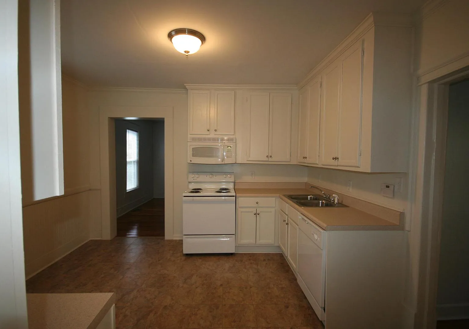 Spacious 3BR/2B duplex! Blocks to Duke! — Photo 4